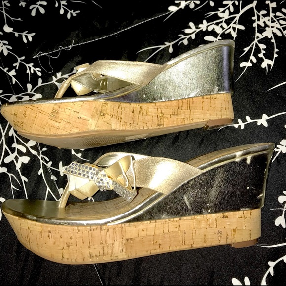 Gold wedge sandals with an embellished bow - Picture 4 of 6